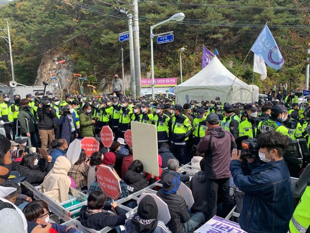 경북 성주군 초전면 소성리 사드 기지 앞 진밭교를 점거하고 있는 주민들과 시민단체회원들이 22일 포위망을 좁혀오고 있는 경찰을 향해 항의하고 있다. 성주=김재현 기자