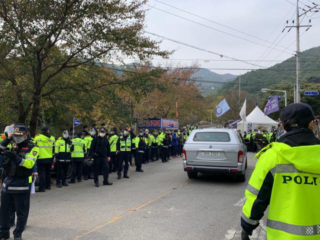 경찰의 해산 작전이 완료된 뒤 군용 차량 등이 사드 기지 안으로 진입하고 있다. 성주=김재현 기자