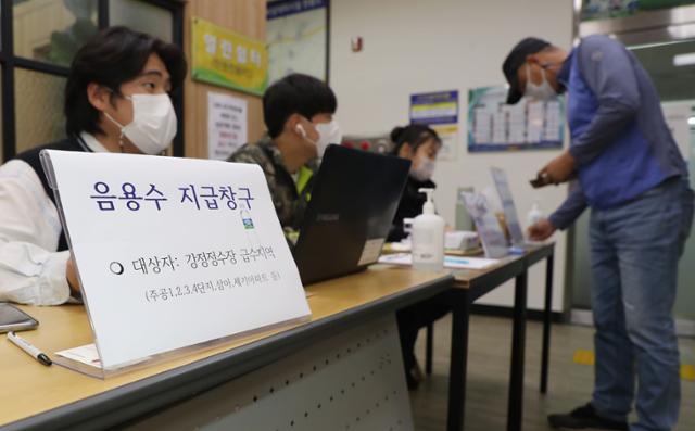 22일 오후 제주 서귀포시 동홍동주민센터에서 음용수 지급창구가 운영되고 있다. 제주도개발공사는 수돗물 유충이 발생한 서귀포 9개 동(洞)에 2리터 삼다수 약 2만병을 긴급 구호물품으로 지원했다. 뉴스1