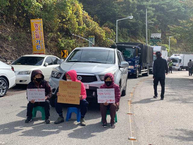 경북 성주군 초전면 소성리 주민 등이 군용 차량 앞을 막고 피켓 시위를 벌이고 있다. 성주=김재현 기자