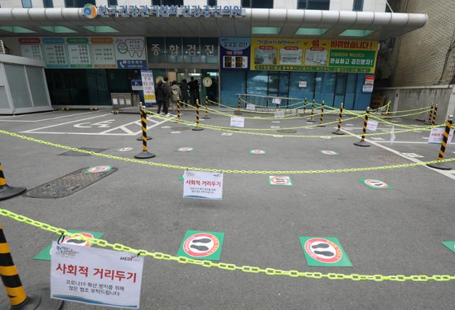 21일 오후 대구 북구 한국건강관리협회 경북지부 앞 주차장이 텅 비어 있다. 뉴스1