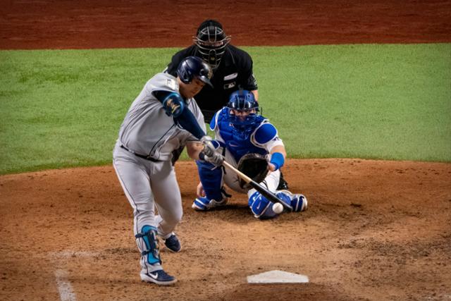 최지만이 22일 미국 텍사스주 알링턴의 글로브라이프필드에서 열린 2020 MLB WS 2차전 LA다저스와 경기에서 6회초 선두 타자로 나서 안타를 치고 있다. 알링턴=USA투데이스포츠 연합뉴스.