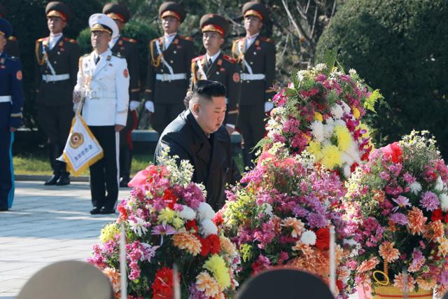 김정은 북한 국무위원장이 평안남도 회창군에 있는 중국 인민지원군 열사릉원을 찾아 참배하는 모습을 22일 노동신문이 공개했다. 평양=노동신문 뉴스1