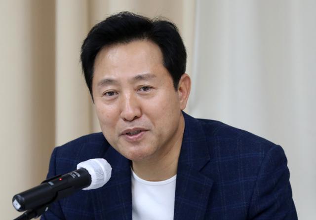 오세훈 전 서울시장이 22일 오후 서울 마포구 현대빌딩에서 열린 더 좋은 세상으로(마포포럼)에서 발언을 하고 있다. 뉴스1