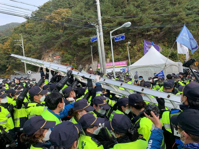 22일 경북 성주군 초전면 소성리 사드 기지 앞 진밭교를 점거하고 있는 주민들과 시민단체들을 대상으로 경찰이 해산 작전을 진행하면서 사다리를 치우고 있다. 성주=김재현 기자