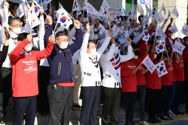 김천시청 직원들과 독도 사랑 국민연합 회원, 시민 등 70여 명이 23일 김천시청 현관에서 한 손에 태극기, 다른 한 손에는 김천시 시민의식 개혁 정신운동인 ‘해피투게더 김천’이 새겨진 기를 들고 ‘독도는 우리 땅,’ ‘독도 사랑해요’를 외치고 있다. 김천시 제공