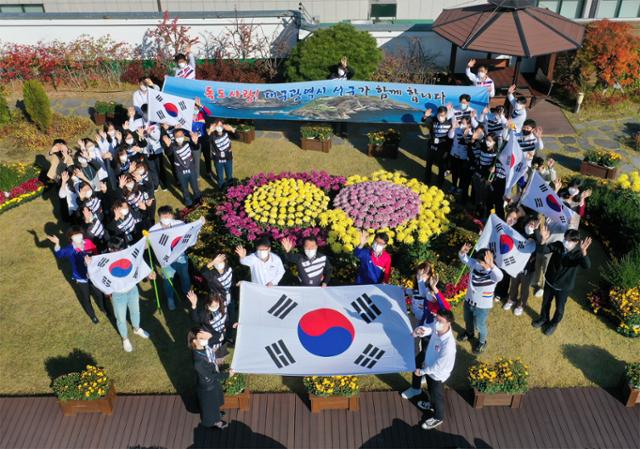 대구 서구 직원들이 23일 독도의날을 맞아 옥상 생태공원에서 태극기를 들고 독도 수호의지를 다지고 있다. 대구 서구 제공