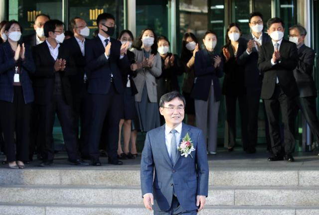 "정치가 검찰을 덮었다"는 말과 함께 사의를 표명한 박순철 서울남부지검장이 23일 오후 서울 양천구 서울남부지검에서 퇴임식을 마친 뒤 청사를 나서고 있다. 연합뉴스