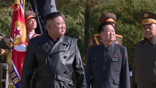 김정은 북한 국무위원장이 21일 중국인민군 한국전쟁 참전 70주년을 맞아 평안남도 회창군에 있는 인민군 전사자묘를 참배했다고 조선중앙TV가 보도했다. 조선중앙TV 사진. 뉴시스