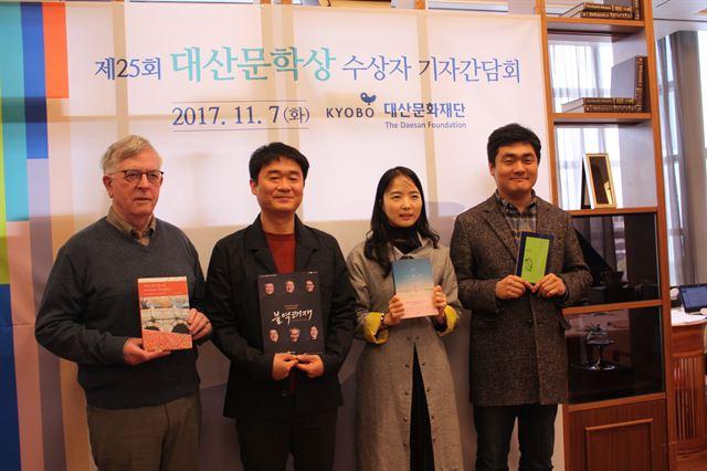 2017년 25회 대산문학상 번역부문수상 당시 케빈 오록 교수(맨 왼쪽). 한국일보 자료사진