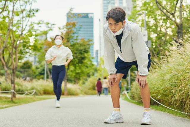 근력이 줄어들수록 지방간과 간섬유화가 생길 가능성이 높아진다. 게티이미지뱅크