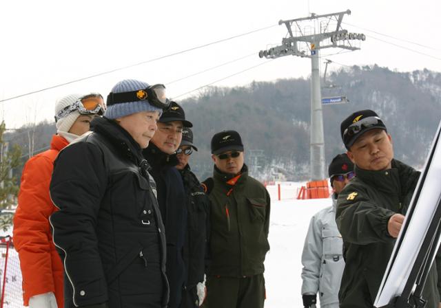 국제올림픽위원회(IOC) 위원으로서 2014년 평창 동계 올림픽 유치활동에 앞장선 고 이건희 삼성전자 회장이 2007년 2월 강워 평창 일대를 방문해 스키장, 스노보드 경기장 등 관련시설의 준비상황을 살펴보고 있다. 한국일보 자료사진