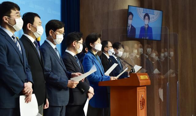 국회 법제사법위원회 여당 간사인 백혜련(왼쪽 다섯번째) 더불어민주당 의원을 비롯한 법사위원들이 21일 국회 소통관에서 공수처장 후보자추천위원회 위원 추천 촉구 기자회견을 하고 있다. 뉴시스