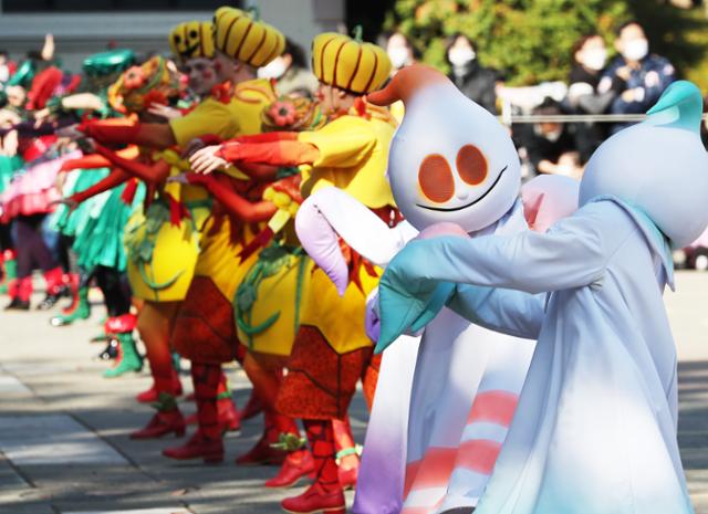 23일 오후 경기도 용인시 에버랜드에서 '핼러윈 위키드 퍼레이드'가 펼쳐지고 있다. 연합뉴스