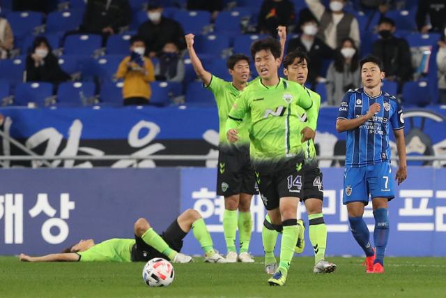 전북 선수단이 25일 울산 북구 문수축구경기장에서 열린 하나원큐 K리그1 2020 파이널A 26라운드 울산과의 경기에서 승리한 후 기뻐하고 있다. 울산=연합뉴스