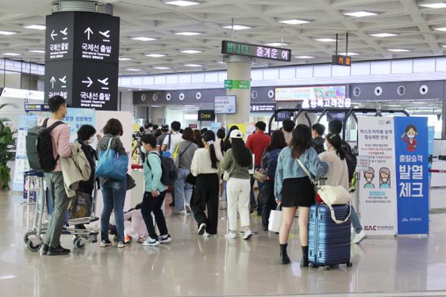 한글날 연휴 마지막 날인 지난 11일 오후 제주국제공항 출발층 보안검색대 줄이 길게 늘어서며 붐비고 있다. 뉴시스