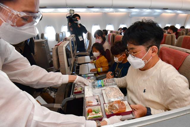 24일 인천공항을 출발한 아시아나항공 ‘A380 한반도 일주 비행’ 항공기에 탑승한 승객들이 기내식 서비스를 즐기고 있다. 승객 250명을 태운 아시아나항공 ‘A380 한반도 일주 비행’ 항공기는 이날 오전 11시 인천국제공항을 이륙해 동해바다가 보이는 강릉, 한라산 백록담이 보이는 제주도를 지나 오후 1시 20분 인천으로 다시 돌아오는 특별 관광 상품이다. 공항사진기자단