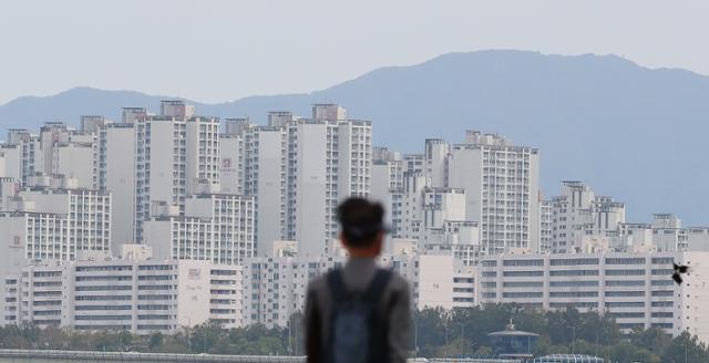 서울 잠실한강공원 일대에서 바라본 아파트 단지의 모습. 연합뉴스