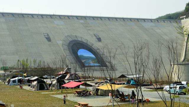 지난 5월부터 코로나19로 운영이 중단되기 전인 8월까지 1,000여 팀이 방문한 화천 평화의댐 오토캠핑장. 화천군 제공