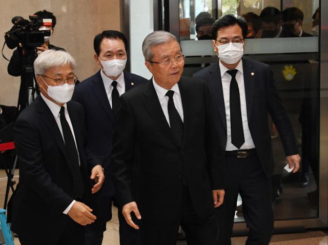 김종인(앞줄 가운데) 국민의힘 비상대책위원장이 26일 오후 고 이건희 삼성그룹 회장 빈소가 마련된 서울 강남구 삼성서울병원 장례식장에 들어서고 있다. 사진공동취재단