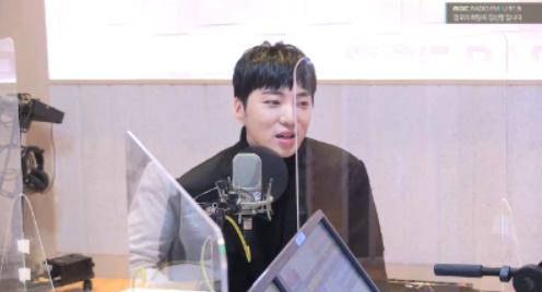 강승윤이 MBC FM4U '정오의 희망곡 김신영입니다'에서 '복면가왕'에 출연했던 때를 떠올렸다. 보이는 라디오 캡처