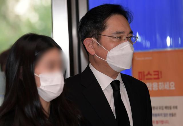 이재용 삼성전자 부회장이 25일 오후 故 이건희 삼성그룹 회장 빈소가 마련된 서울 삼성병원 장례식장에 들어서고 있다. 뉴스1