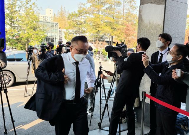 고동진 삼성전자 IM부문장(사장)이 26일 오후 이건희 회장 빈소가 마련된 서울 강남구 삼성서울병원 장례식장에 들어서고 있다. 곽주현 기자