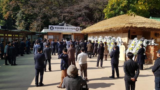 박정희 전 대통령 추도식이 26일 오전 구미시 상모동 박정희 대통령 생가에서 열리고 있다. 코로나19 확산방지를 위해 (사)박정희 대통령 생가보존회는 제례참석인원을 최소화했다. 박용기 기자