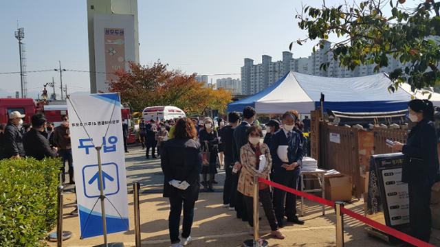 박정희 전 대통령 41주지 추모제에 참석한 일반 조문객들이 제례 후 추모관 헌화를 위해 기다리고 있다. 박용기 기자