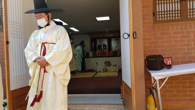 이철우 경북도지사가 초헌관으로 제례를 지낸 후 추모관에서 나오고 있다, 박용기 기자