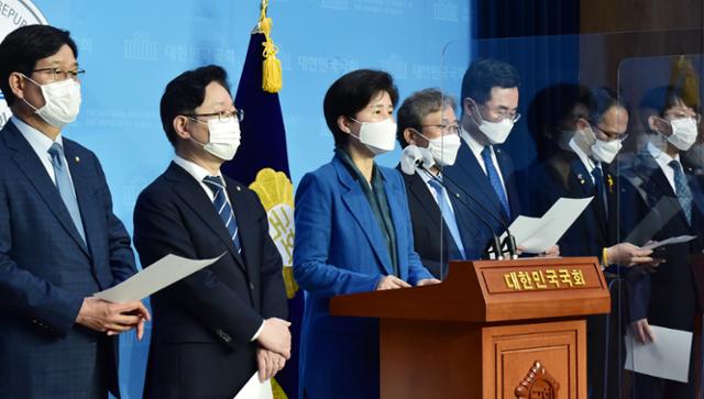 국회 법제사법위원회 여당 간사인 백혜련(왼쪽 세번째) 더불어민주당 의원을 비롯한 법사위원들이 지난 21일 국회 소통관에서 공수처장 후보 추천위원회 위원 추천을 촉구하는 기자회견을 하고 있다. 뉴시스