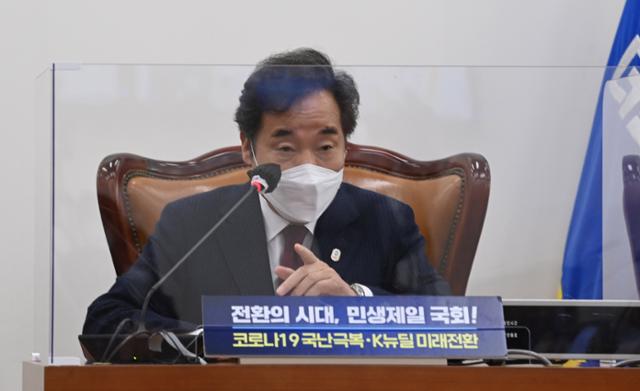 이낙연 더불어민주당 대표가 27일 국회에서 화상 연결로 소속 의원들과 진행한 온택트 의원총회에서 모두 발언을 하고 있다. 뉴스1