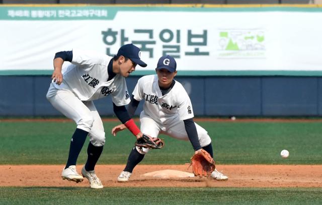 충암고와 강릉고의 16강전에서 7회말 2사 1,3루 때 강릉고 내야수가 포수의 2루 송구를 놓치고 있다. 서재훈 기자