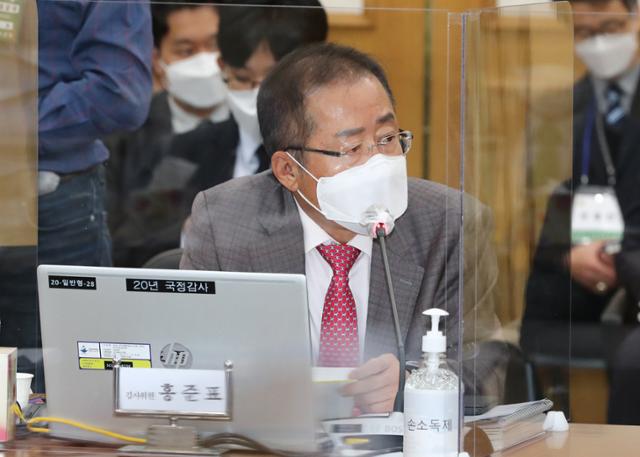 16일 오전 충남 계룡대에서 열린 국회 국방위원회 육군본부에 대한 국정감사에서 홍준표 무소속 의원이 질의하고 있다. 연합뉴스