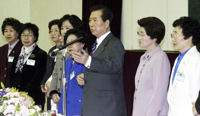 2001년 여성지도자 신년인사회에 참석해 격려하는 김대중 대통령 내외. 한국일보 자료사진