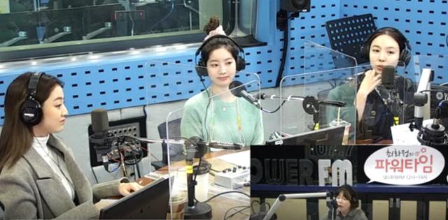 나연 다현 지효(오른쪽부터 차례로)가 SBS 파워FM '최화정의 파워타임'에서 청취자와 소통했다. 보이는 라디오 캡처