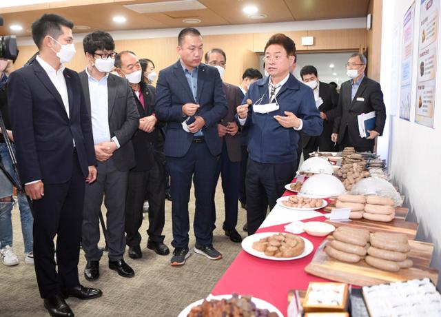 이철우 경북도지사가 27일 도청에서 식용곤충산업 유통활성화 업무협약을 체결한 후 식용곤충으로 만든 음식을 먹어보고 있다. 경북도 제공