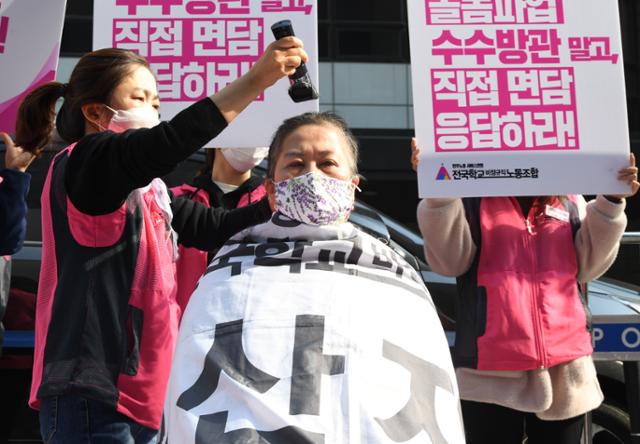 27일 오전 더불어민주당 중앙당사 앞에서 전국학교비정규직노동조합이 학교 돌봄교실의 지방자치단체 이관을 골자로 한 법 개정에 반대하는 '학교돌봄 민영화 중단 및 시간제 차별 해소 예산 편성' 기자회견을 열었다. 왕나경 인턴기자