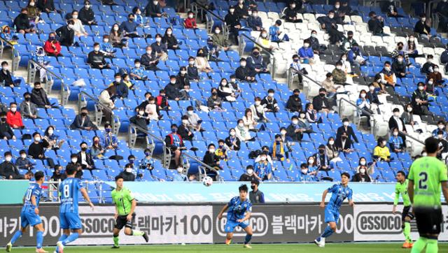 거리두기를 하며 직관하는 축구팬들. 뉴스1