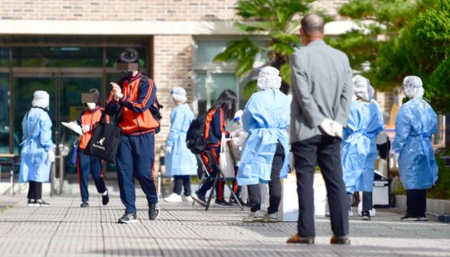 지난 23일 오전 광주 광산구 한 중학교에서 코로나19 확진자가 발생해 방역 당국이 전체 학생을 대상으로 전수조사를 하고 있다.뉴시스