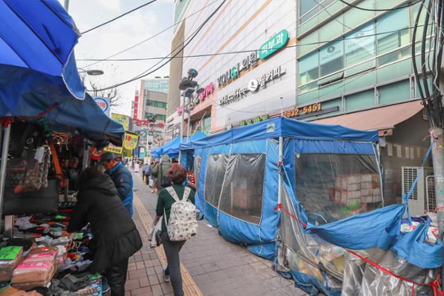 서울 영등포역 앞 영중로 일대에 노점들이 정비되기 전의 모습. 노점들이 자리를 차지해 보행로가 매우 협소하다. 영등포구청 제공