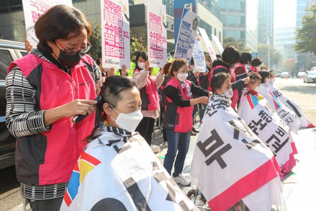 27일 서울 여의도 더불어민주당 중앙당사 앞에서 전국학교비정규직노동조합 초등돌봄전담사들이 11.6 돌봄파업 선포 및 초등돌봄전담사 집단삭발 기자회견을 열고 돌봄시간제 폐지와 초등돌봄교실 법제화를 촉구하며 삭발식을 하고 있다. 뉴스1