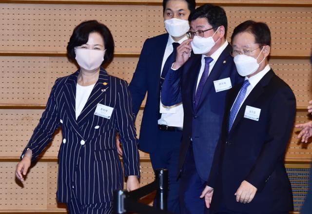 6월 25일 대한상의 국제회의장에서 고위공직자범죄수사처설립준비단 주최로 열린 '선진수사기구로 출범하기 위한 공수처 설립방향' 공청회에서 추미애 법무장관(왼쪽부터), 이찬희 대한변협회장, 남기명 공수처준비단장이 입장하고 있다. 고영권 기자