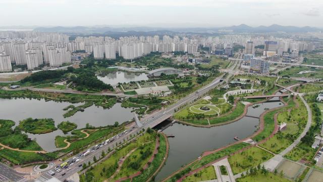 경기 수변생태공원 재생사업 대상지인 운정호수공원, 소리천 모습. 파주시 제공