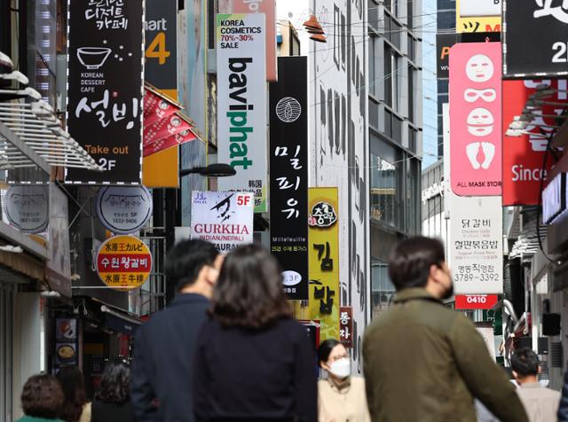 13일 오후 서울 명동의 외식업소 밀집 지역. 연합뉴스