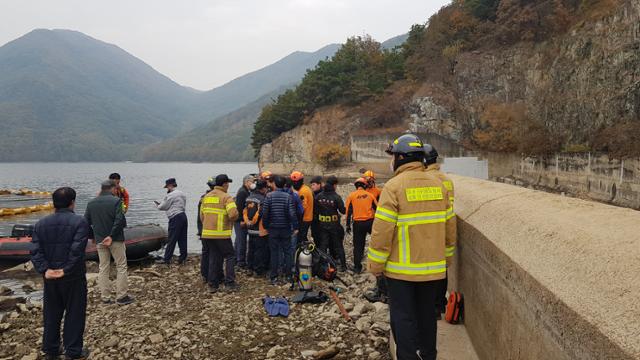 대구 달성군 가창댐에서 안전진단을 위해 수중탐사를 하던 잠수부가 실종, 소방 관계자들이 수색을 하고 있다. 대구소방안전본부 제공.