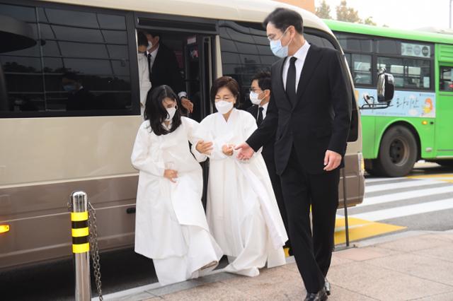 고(故) 이건희 삼성그룹 회장의 영결식이 28일 오전 삼성서울병원 장례식장에서 비공개로 열린 가운데 홍라희 전 리움미술관장과 이재용 삼성전자 부회장, 이부진 호텔신라 사장, 이서현 삼성복지재단 이사장 등 유족들이 참석하고 있다. 서재훈 기자