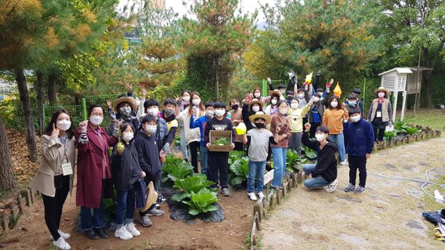 구미 옥계동부초 5학년 6반 학생들과 담임, 구미시농업기술센터 관계자들이 수확한 쪽파를 들고 있다. 박용기 기자