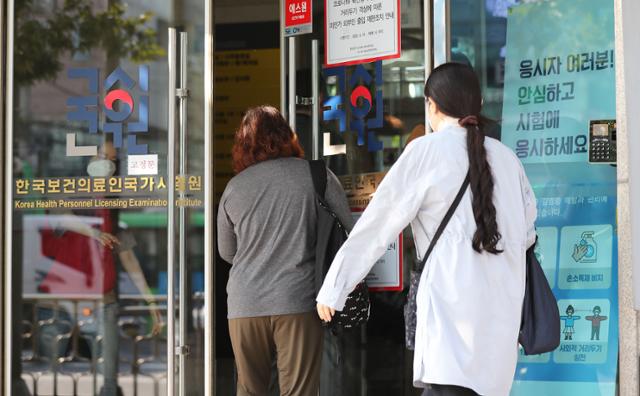 의대 본과 4학년생 대다수가 의사국가고시 응시를 포기한 지난 9월 10일 서울 광진구 한국보건의료인국가시험원 본관에서 관계자들이 시험장으로 향하고 있다. 뉴스1