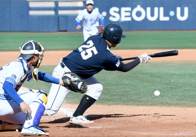 28일 서울 목동야구장에서 열린 수원 유신고와 군산상고 봉황대기 16강 경기에서 6회초 유신고 무사 1.2루에서 6번 타자 문종원 선수가 보내기번트에 성공하고 있다.왕태석 선임기자